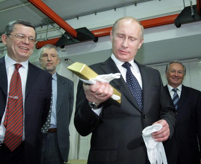 Vladimir Putin didn’t hesitate to be photographed holding a gold bar and supposedly asked the central bank of Russia to bring gold reserves to above 10% of total reserves.